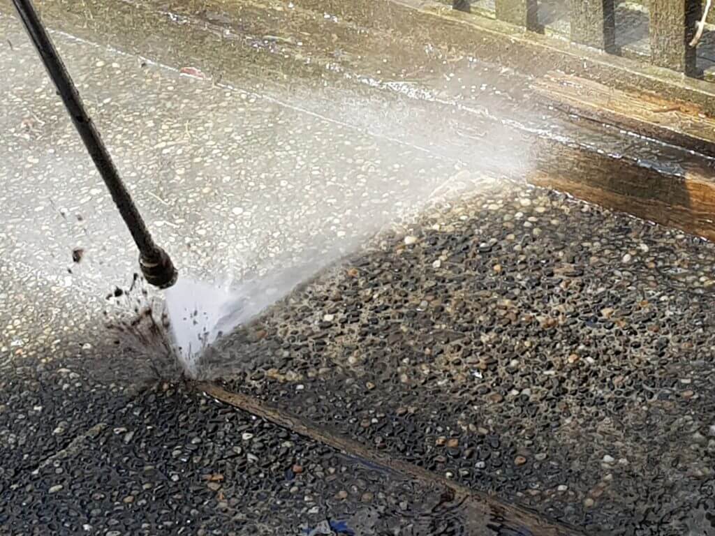 Removal of the mud and dirt with a pressure cleaner